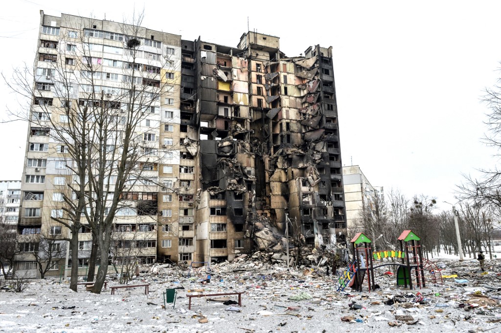Un immeuble endommagé après un bombardement la veille dans la deuxième plus grande ville d’Ukraine, Kharkiv, le 8 mars 2022 (AFP/Sergueï Bobok)