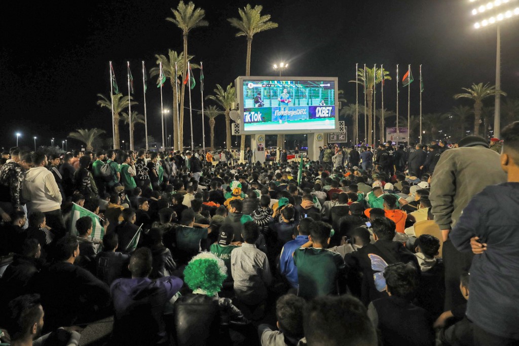 Le 17 avril dernier, des milliers de supporters des deux clubs de Tripoli se sont rassemblés afin de regarder sur écran géant le match aller du quart de finale de la CAF (AFP/Mahmoud Turkia)