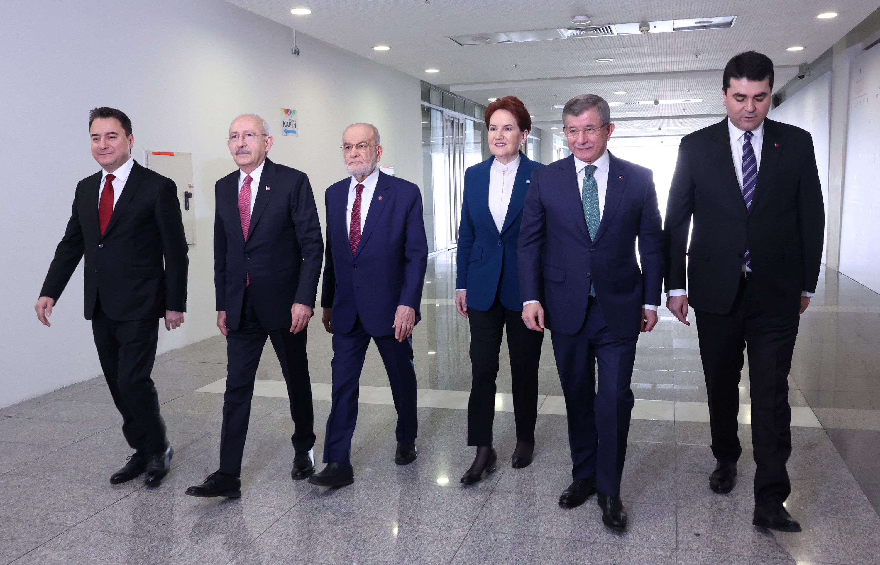 De gauche à droite : Ali Babacan, Kemal Kılıçdaroğlu, Temel Karamollaoğlu, Meral Akşener, Ahmet Davutoğlu, Gültekin Uysal (AFP)
