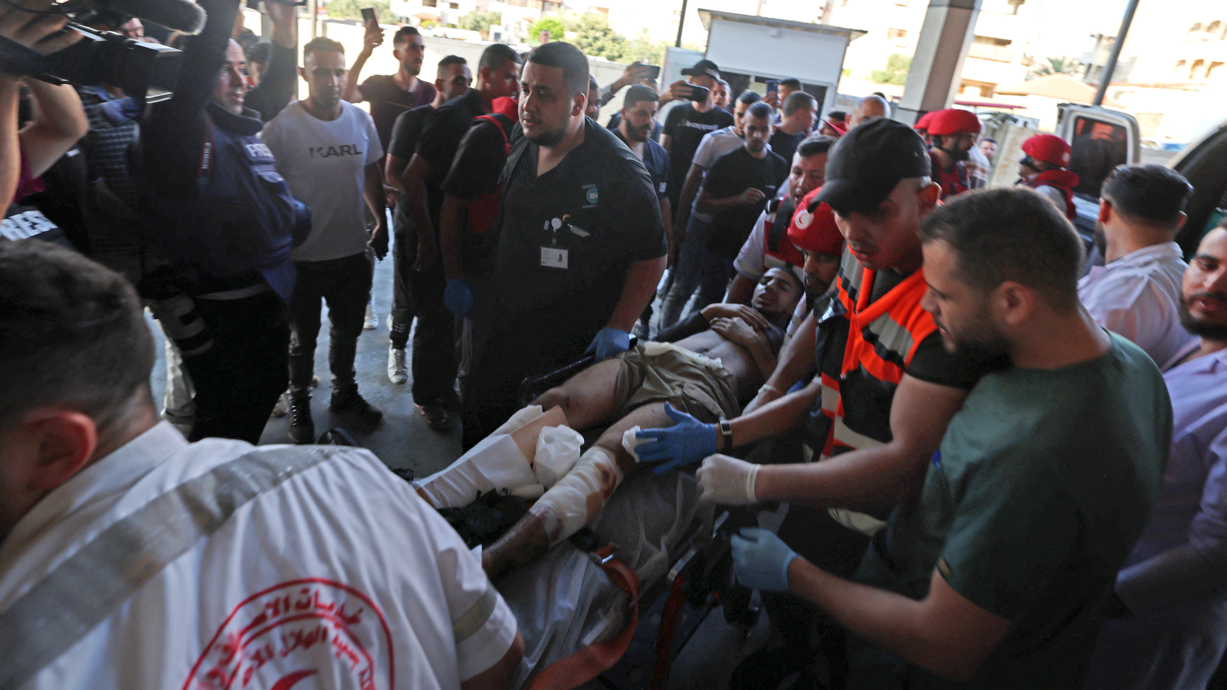 Des ambulanciers transportent un blessé dans un hôpital de la ville de Jénine, en Cisjordanie occupée, le 3 juillet 2023 (AFP)