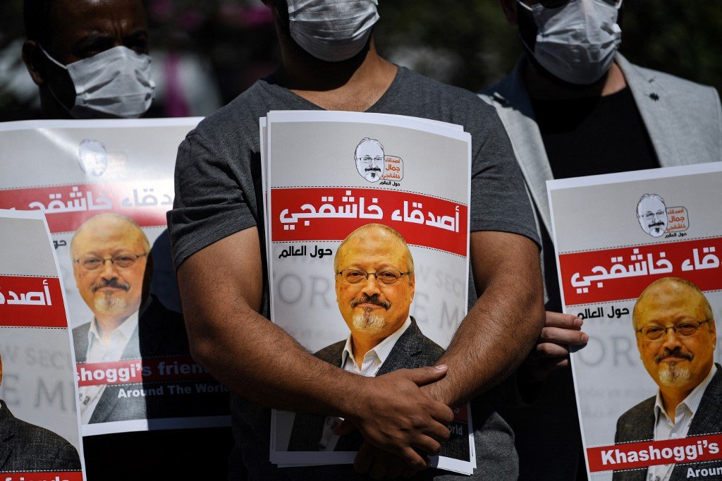 Des amis du journaliste saoudien assassiné Jamal Khashoggi participent à une manifestation à l’occasion du deuxième anniversaire de sa mort, à Istanbul, le 2 octobre 2020 (AFP)