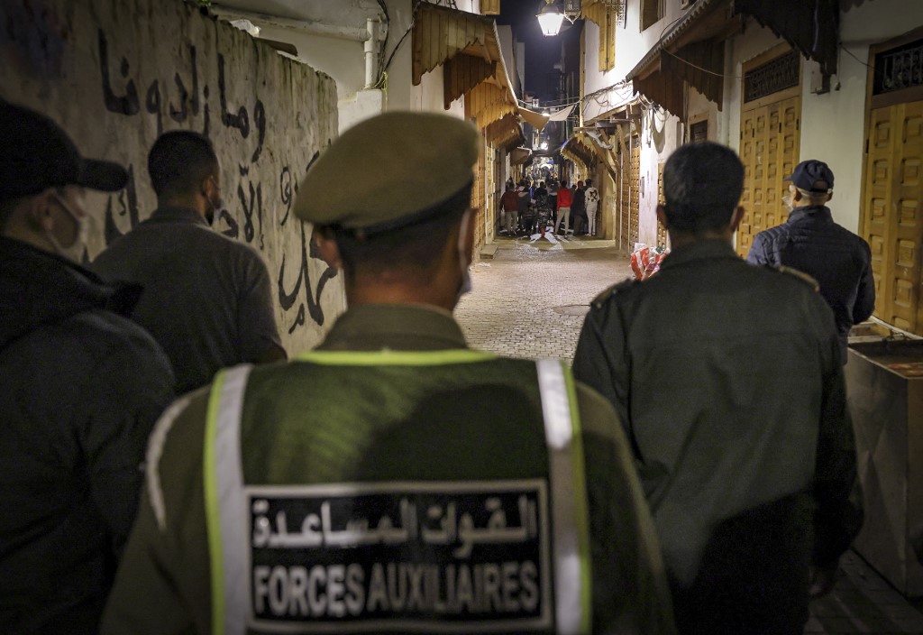 Les forces de sécurité patrouillent dans les rues de la vieille ville de Rabat pour imposer un nouveau confinement, en décembre 2020 (AFP)