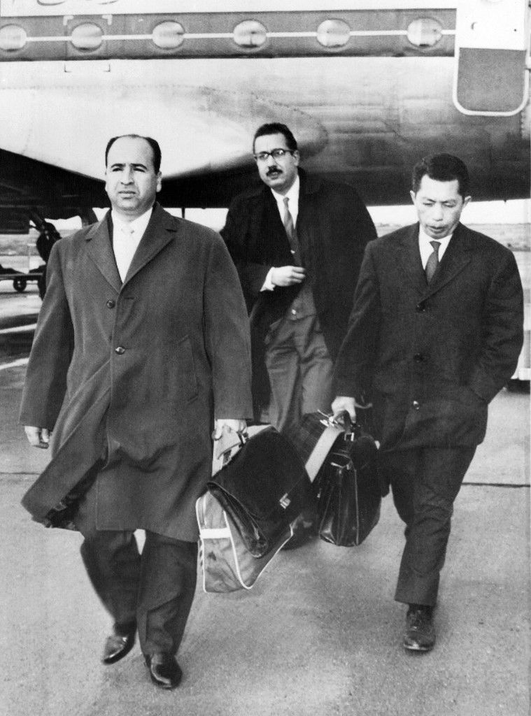Arrivée des leaders du FLN, dont Ben Tobbal à droite, à Rome, le 10 novembre 1962 (AFP)