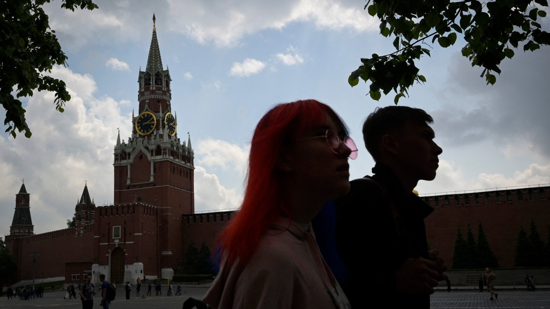 Des jeunes traversent la Place Rouge de Moscou, le 27 mai 2021 (AFP/Natalia Kolesnikova)