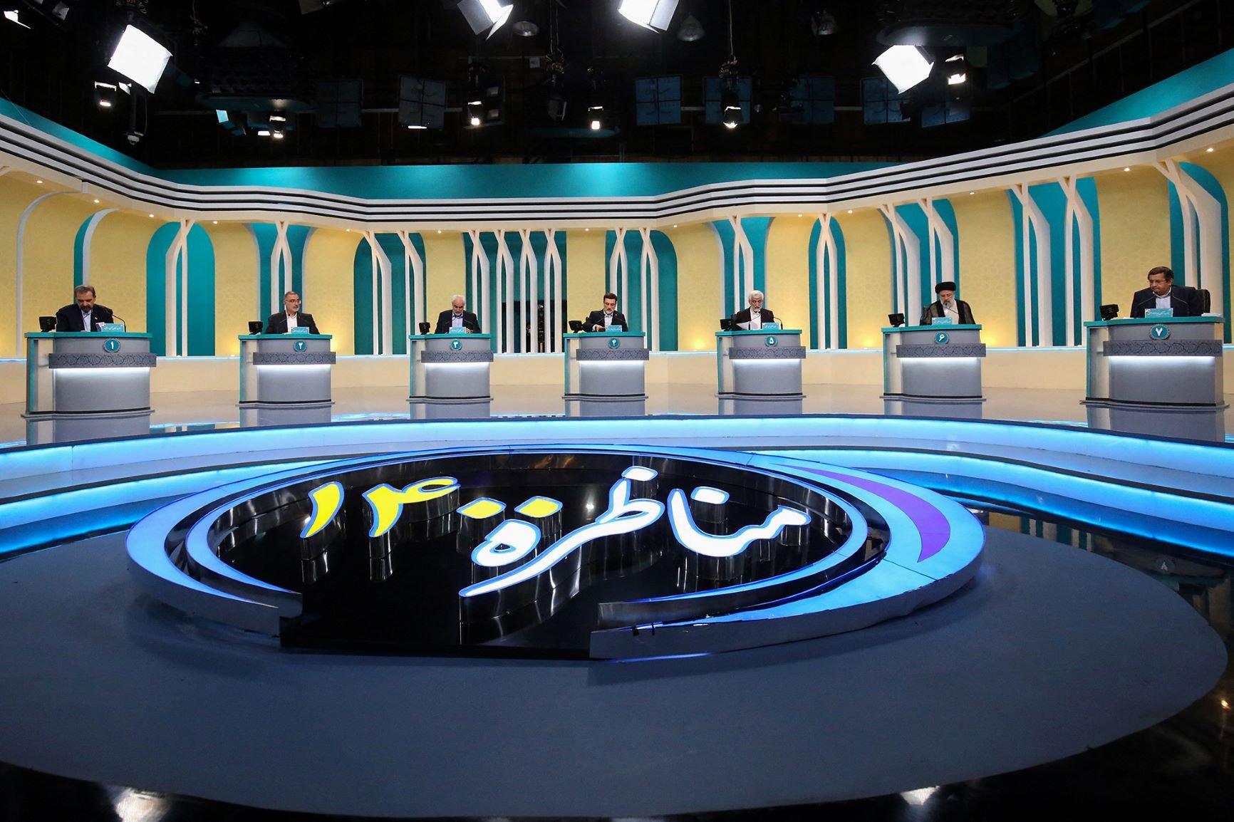 Cette photo mise à disposition par le Club des jeunes journalistes iraniens (YJC) montre les candidats iraniens à la présidentielle lors du deuxième débat télévisé avant l’élection du 18 juin (AFP)