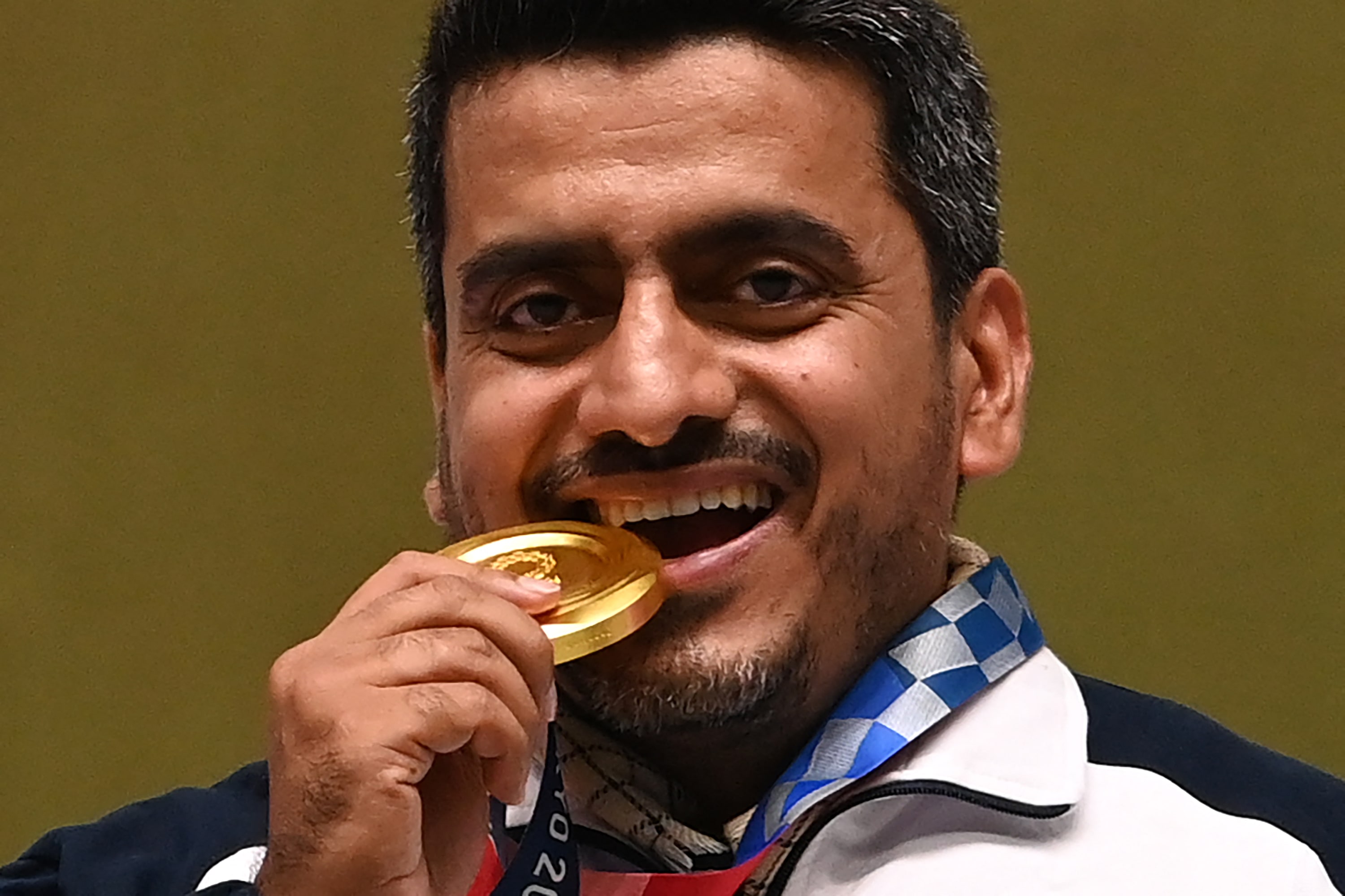  Javad Foroughi celebrates gold medal