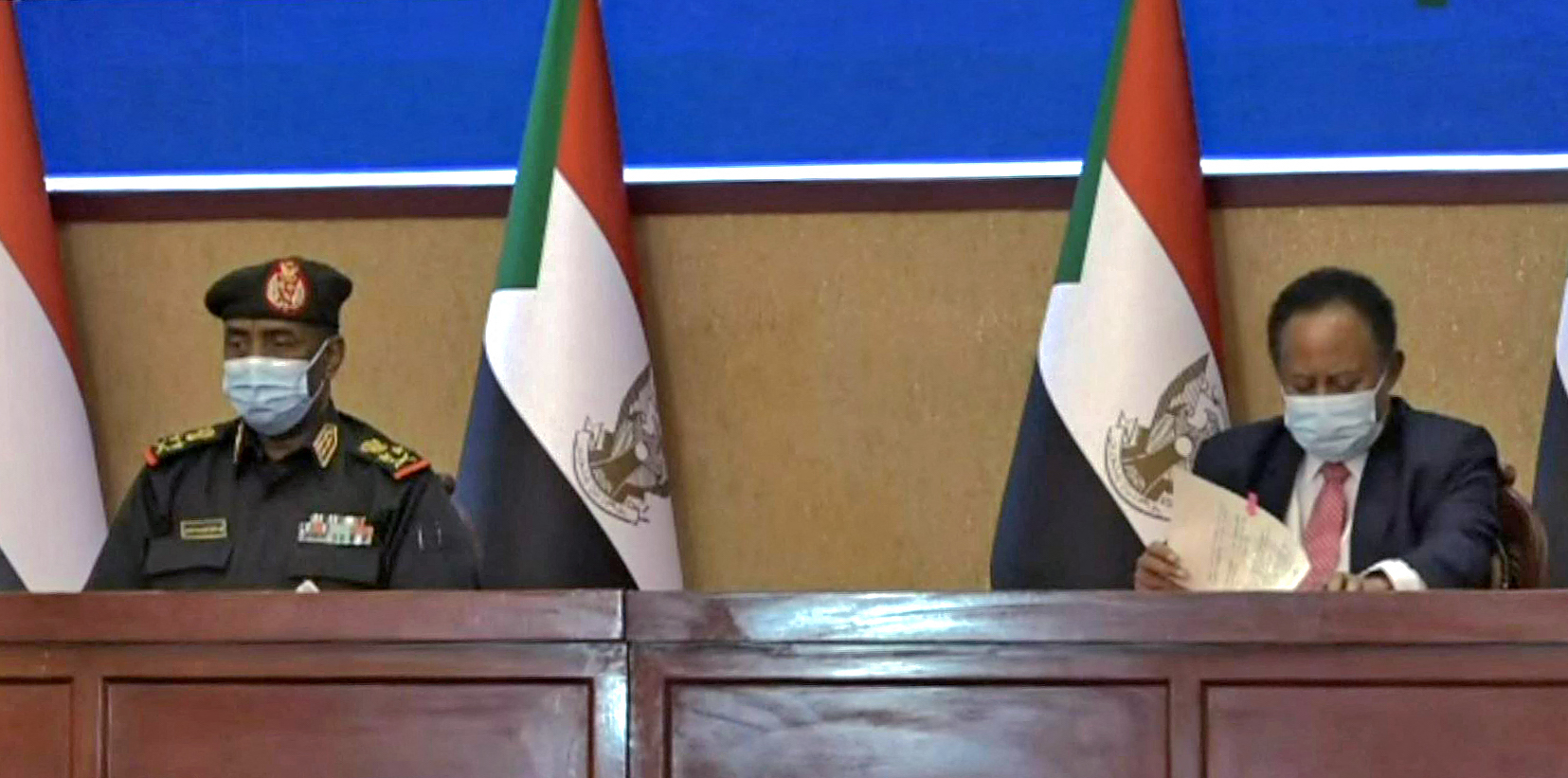 Sudan's top general Abdel Fattah al-Burhan (L) and Prime Minister Abdalla Hamdok during a deal-signing ceremony on 21 November, 2021 (AFP)