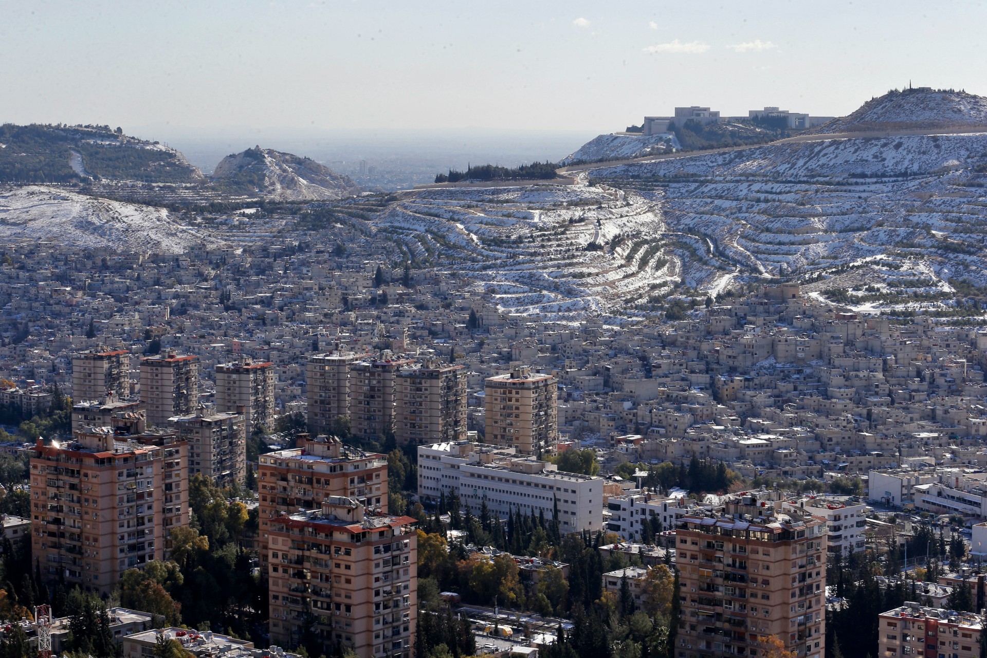 A picture shows snow on Syria's Mount Qasyoun overlooking Damascus' Dummar on 20 January, 2022 (AFP)