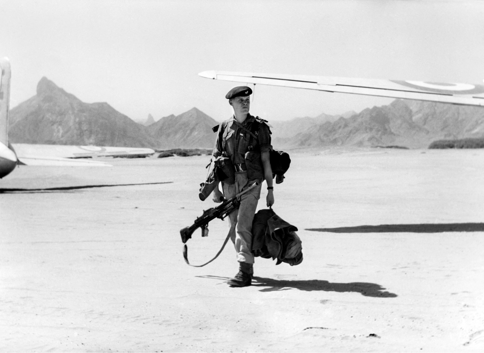 A soldier of the Durham Light Infantry, an infantry regiment of the British Army, landing on Beihan airfield, in the desert of Aden, in 1957 (AFP)