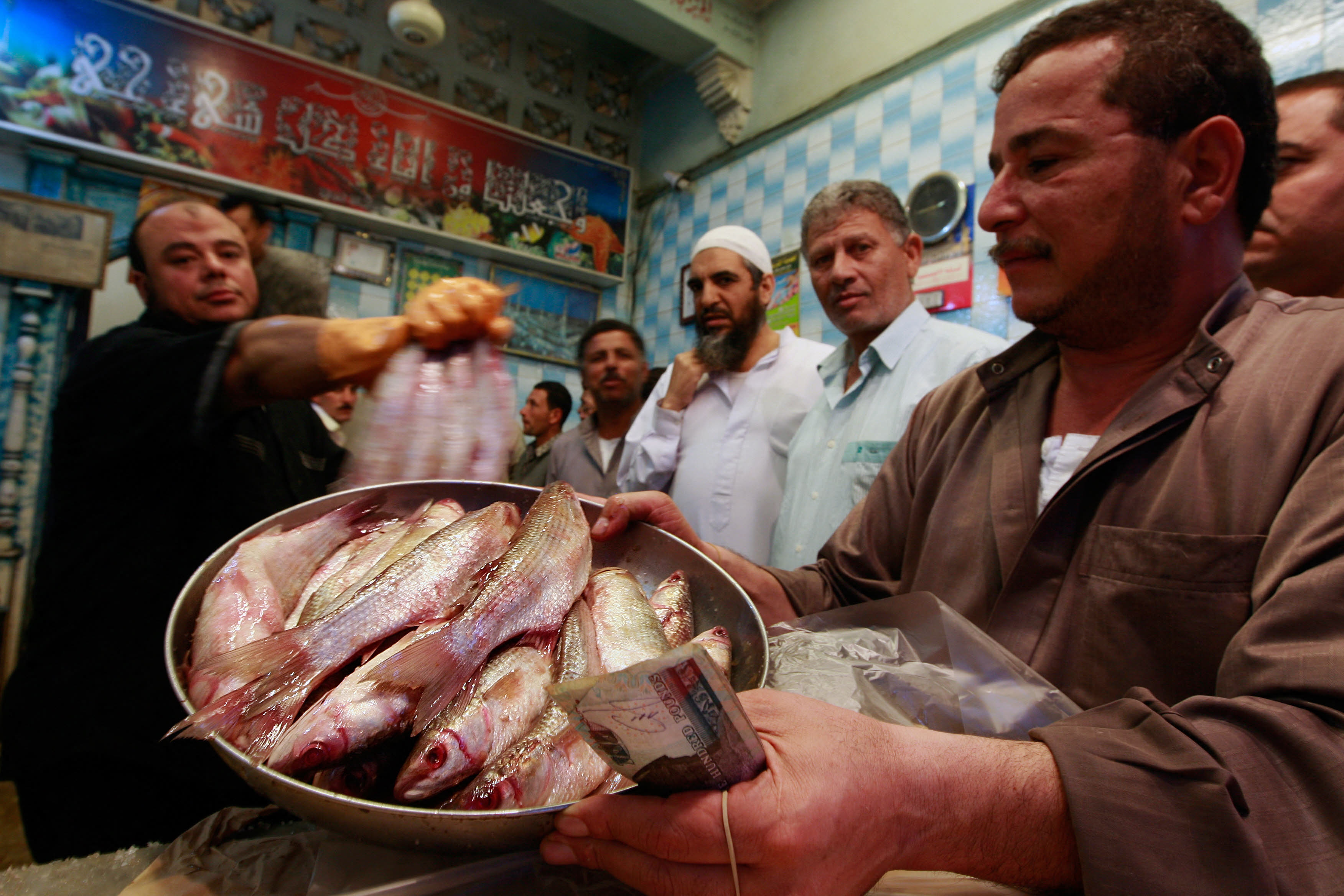 Les Égyptiens font la queue pour acheter du mulet afin de faire du fesikh (AFP)