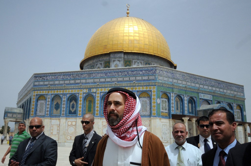 Le prince Ghazi de Jordanie visite le complexe d’al-Aqsa à Jérusalem en 2012. Keller officie en tant que chercheur principal à l’Institut royal Aal al-Bayt pour la pensée islamique, dirigé par le prince (AFP)