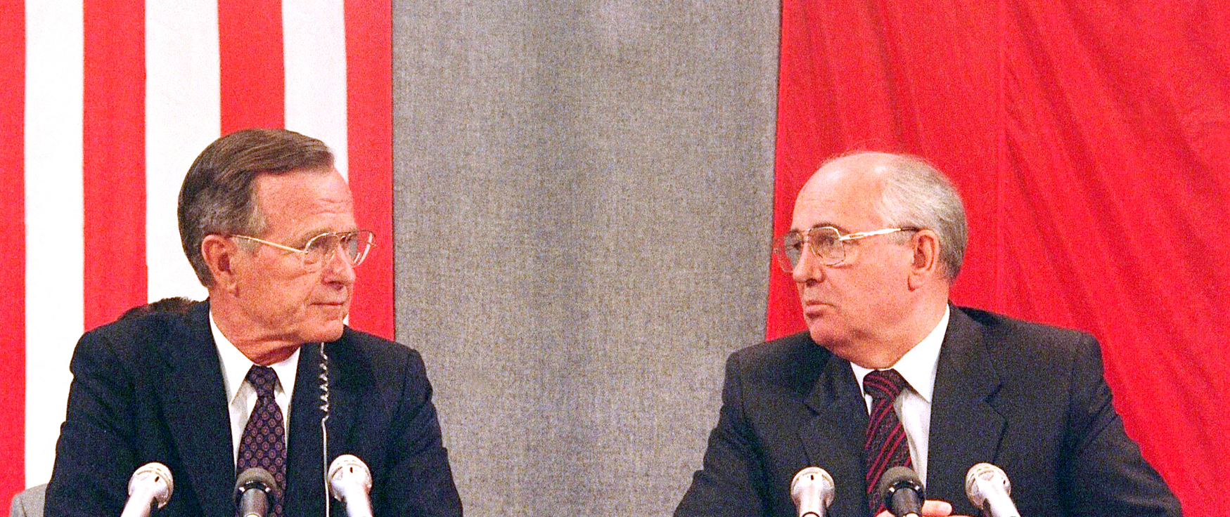 Then US President George Bush and his Soviet counterpart Mikhail Gorbachev after a two-day US-Soviet Summit dedicated to the disarmament on 31 July, 1991 (AFP)