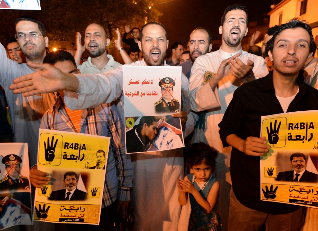 Des partisans d’Al Adl Wal Ihsane manifestent à Rabat (Maroc) après la condamnation à mort du président déchu Mohamed Morsi par un tribunal égyptien, le 26 juin 2015 (AFP/Fadel Senna)