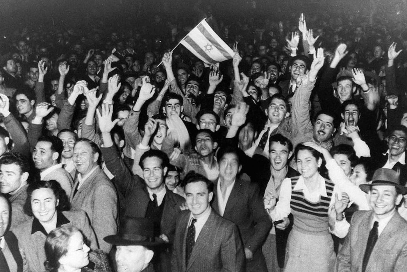 Des personnes célèbrent la décision de l’ONU de créer un État juif en divisant la Palestine en deux États, l’un juif et l’autre palestinien, à Tel-Aviv le 29 novembre 1947 (AFP)