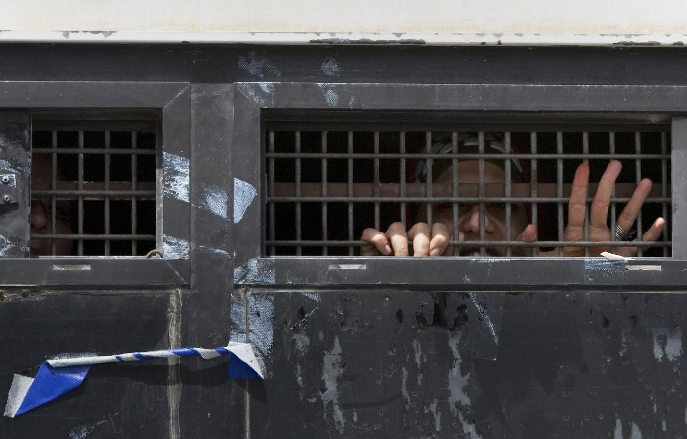 Une activiste Palestinienne transportée à l’intérieur d’un véhicule de la police israélienne près de Tel Aviv, en juin 2010 (AFP)