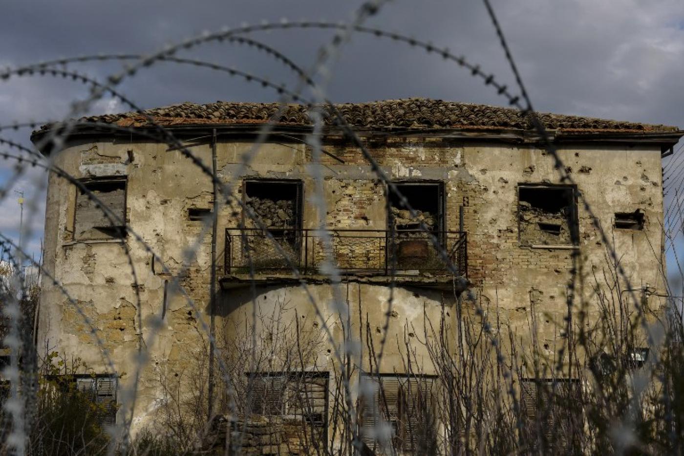 Un bâtiment abandonné sur la ligne verte, zone tampon contrôlée par l’ONU et traversant la capitale de l’île de Chypre, Nicosie, appelée Lefkosia par les Chypriotes turcs (AFP)