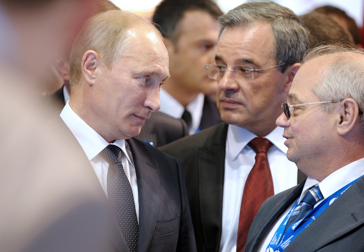 Vladimir Poutine (à gauche), alors Premier ministre de la Russie, visite le stand de la Russie aux côtés de Thierry Mariani, alors secrétaire d’État aux Transports, lors du Salon international de l’aéronautique et de l’espace, le 21 juin 2011 au Bourget (AFP)