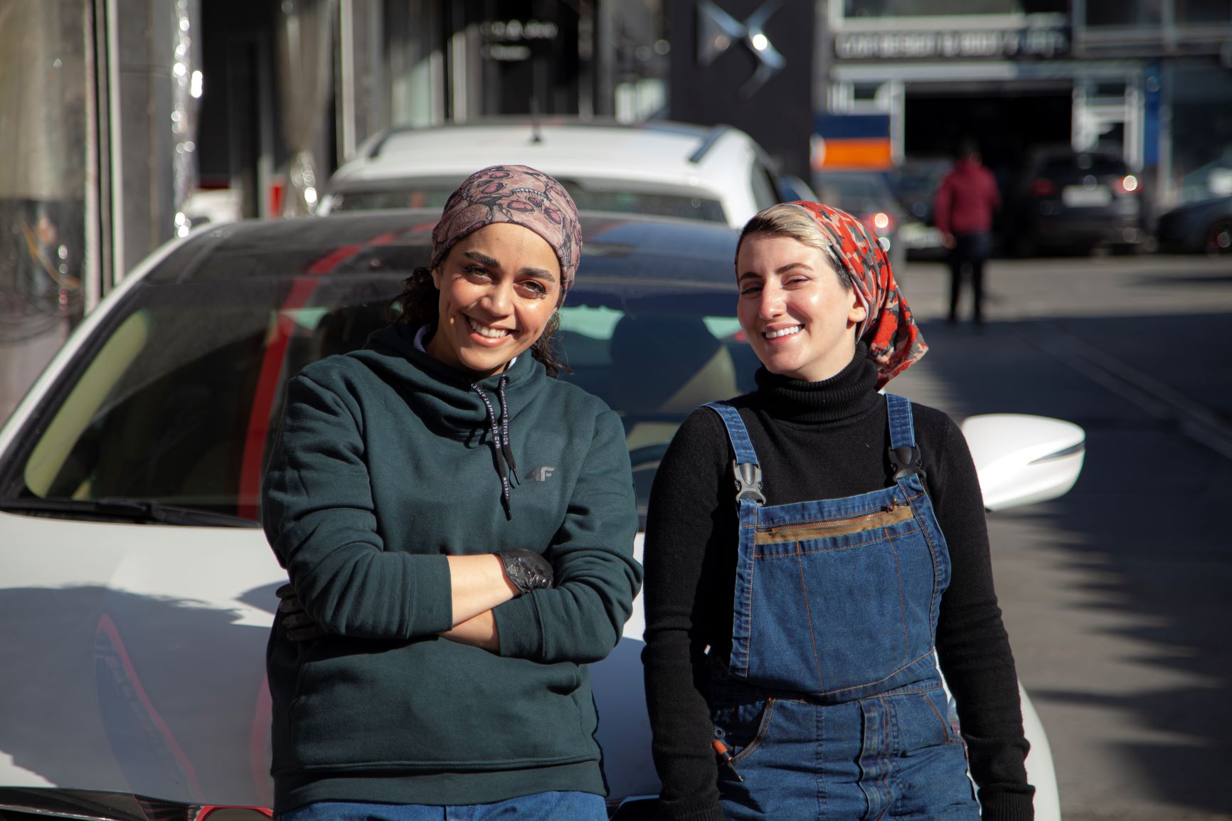 Niloofar Farahmand (à gauche) et Kiana Yarahmadi estiment qu’une carrière de mécanicienne est aujourd’hui plus accessible que jamais en Iran (MEE/Mohammad Esmaeilizadeh)