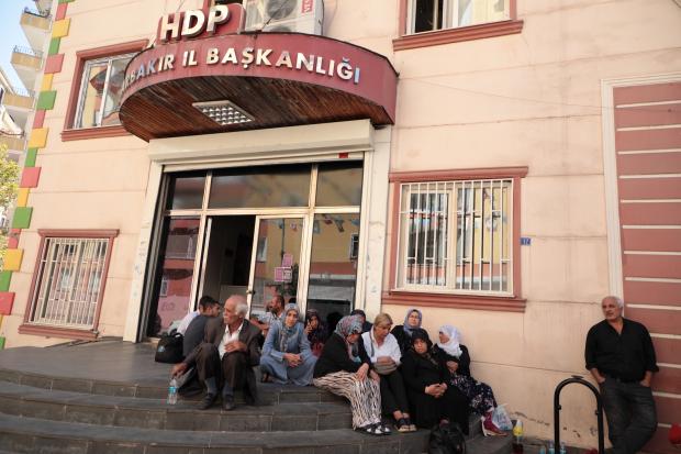 Des familles kurdes organisent un sit-in devant les bureaux du HDP pro-kurde à Diyarbakır pour la quatrième journée (MEE/Felat Bozarslan)