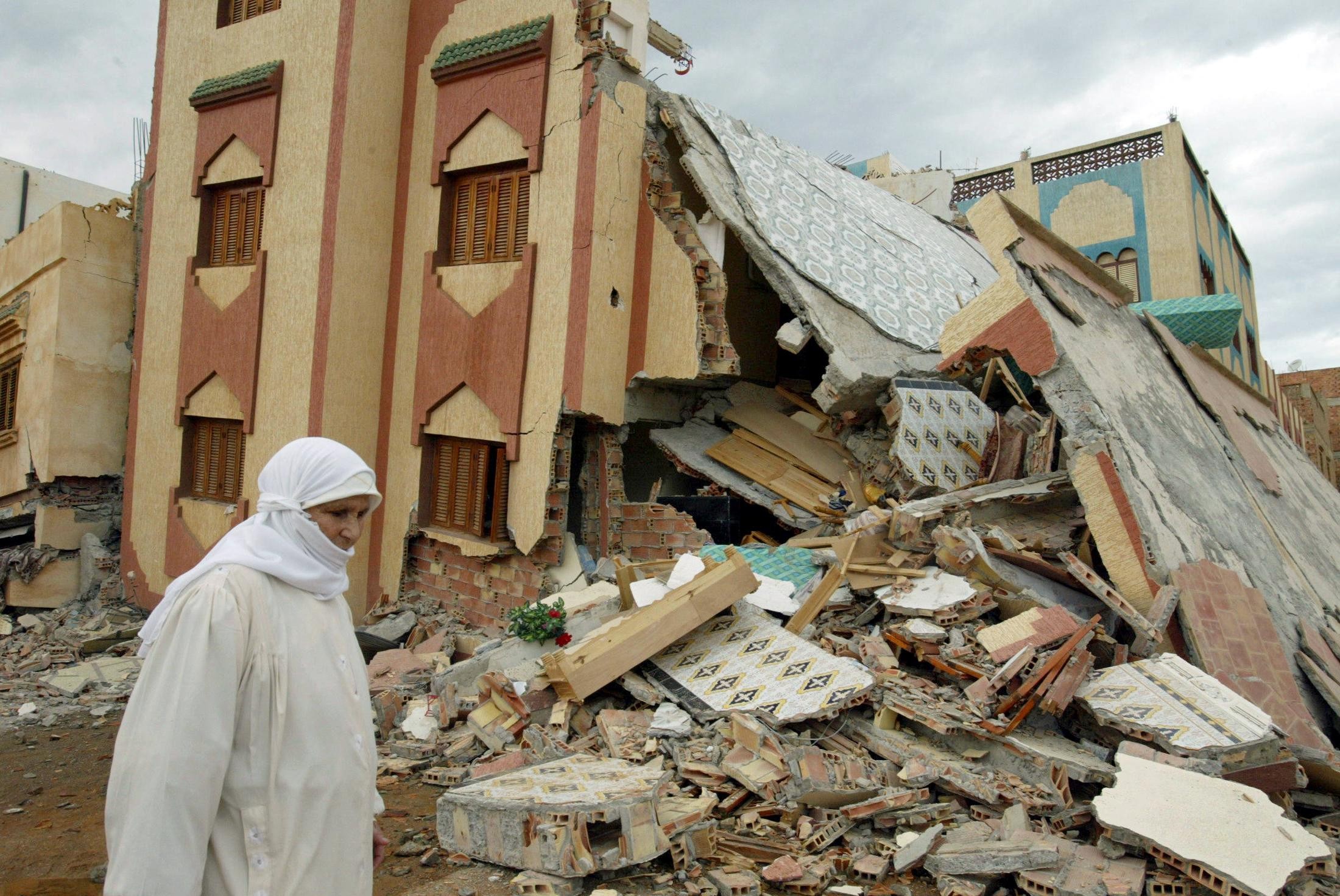 Immeuble effondré à dix kilomètres au sud d’Al Hoceima (Maroc), le 24 février 2004 (AFP)
