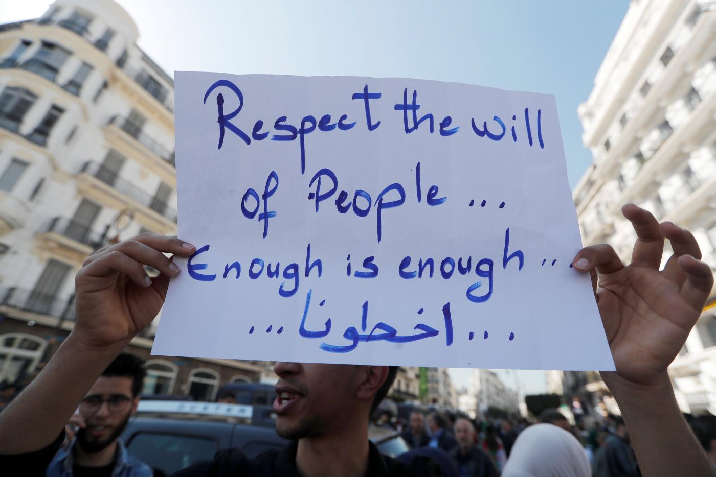 Des manifestants protestent pour exiger un changement politique immédiat, à Alger, le 12 mars 2019 (Reuters)