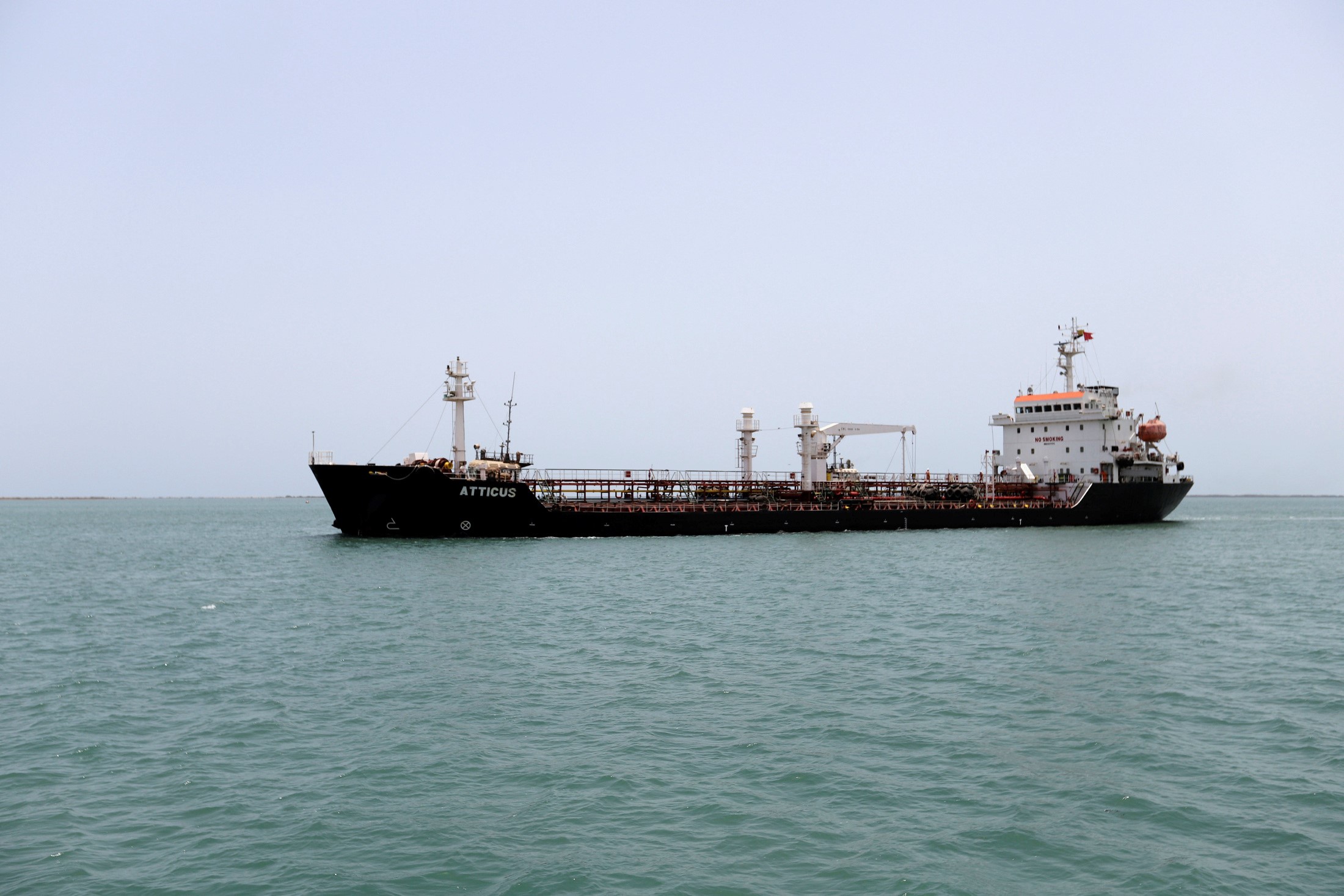 Un navire est aperçu au port de Hodeida (Yémen), le 13 mai (Reuters)