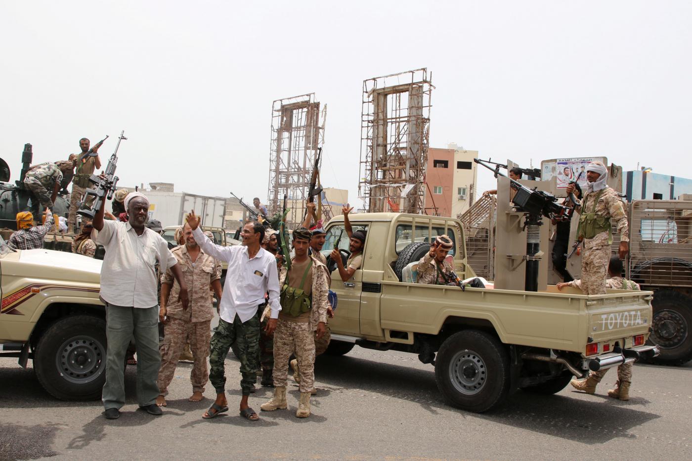 Les forces séparatistes du sud font le signe de la victoire lors d’affrontements avec les forces gouvernementales à Aden début août (Reuters)