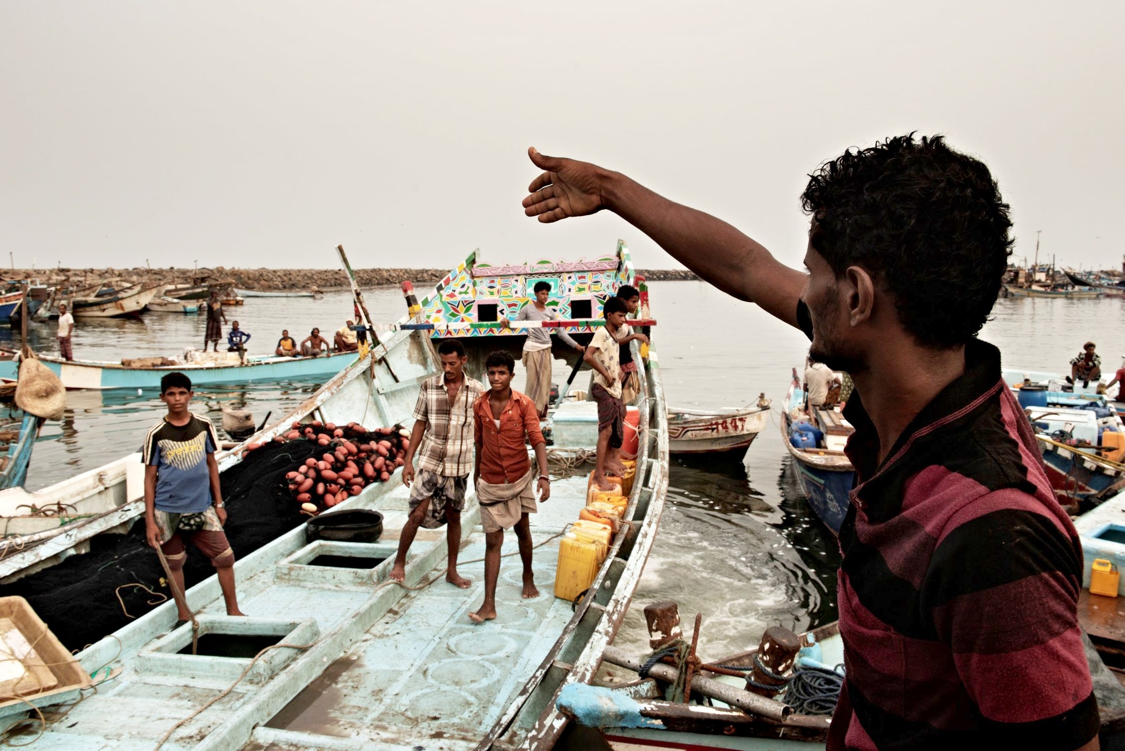 Fishermen on boats in Hodeidah, Yemen (Alessio Romenzi)