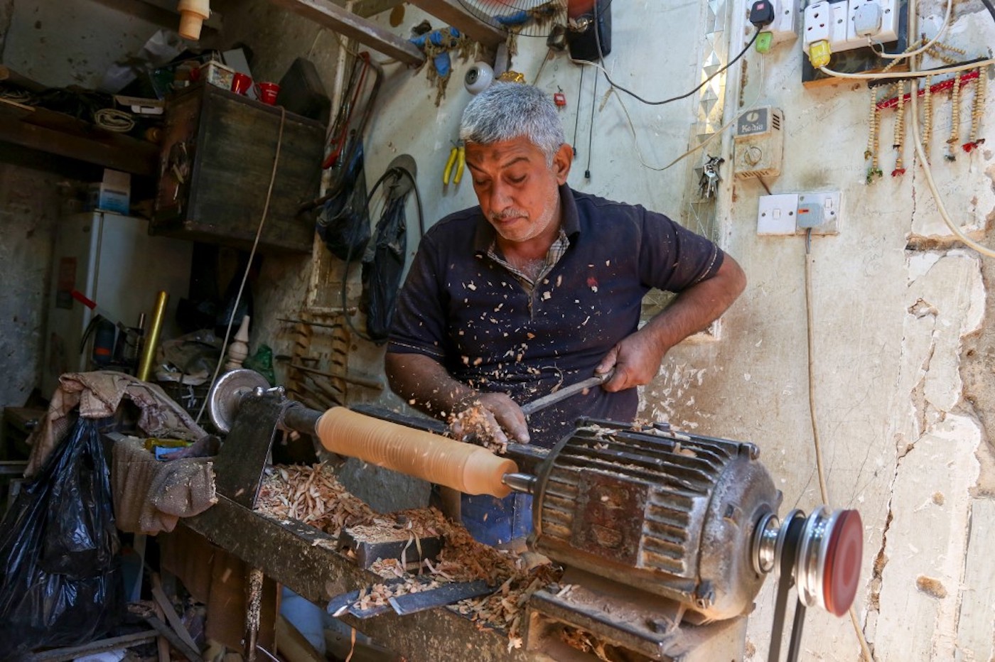 Fabrication de narguilés en bois à Kerbala (AFP)