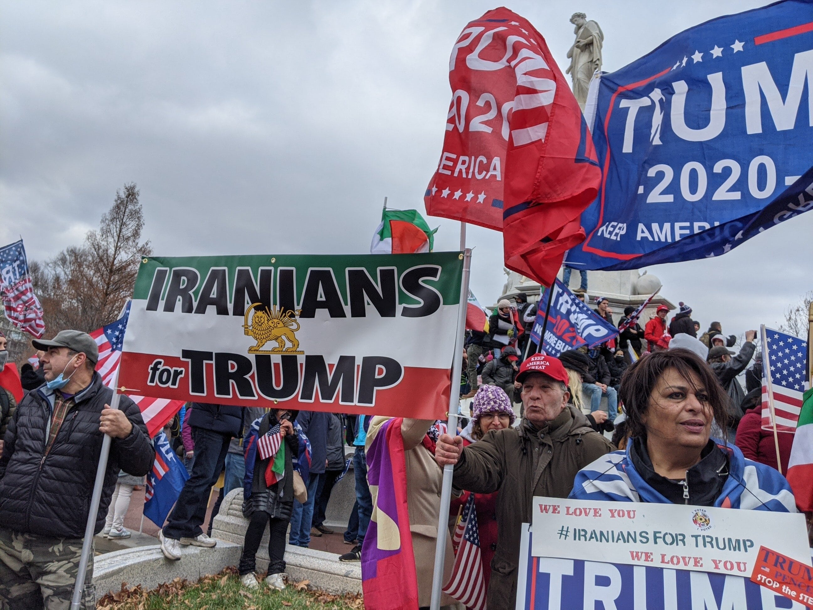 Des partisans de Trump avec une bannière proclamant : « Les Iraniens pour Trump » (MEE/Ali Harb)