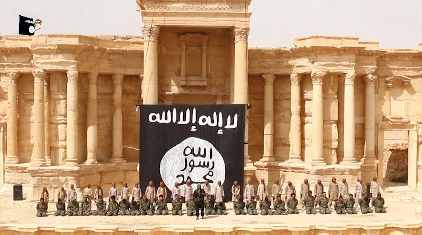 Une capture d’écran tirée d’une vidéo le 4 juillet 2015 montre 25 soldats du gouvernement syrien agenouillés dans l’ancien amphithéâtre de Palmyre. Les exécutions dans cet amphithéâtre ont été signalées pour la première fois le 27 mai 2015, AFP