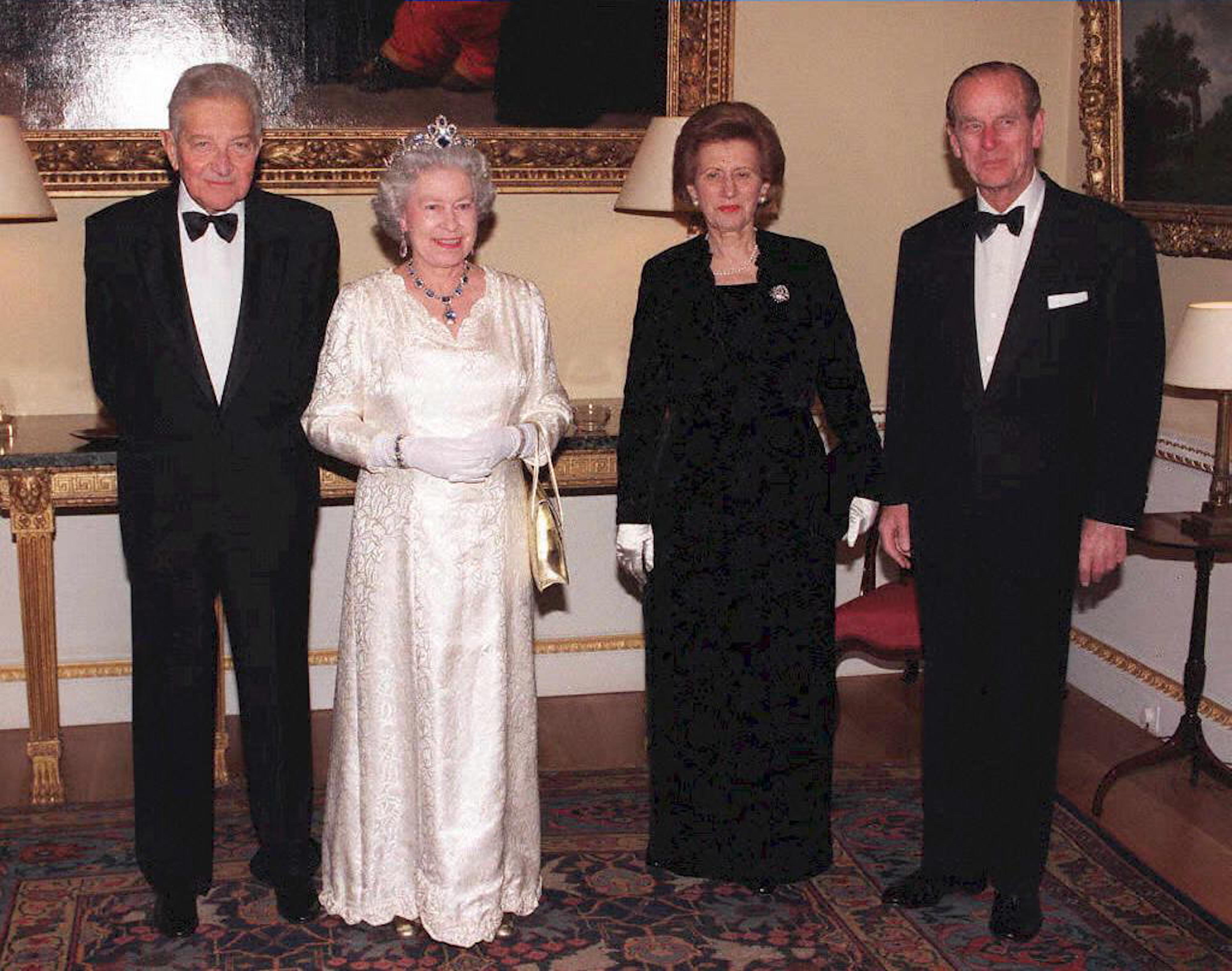 Le président israélien Ezer Weizman (à gauche) et son épouse Reuma (deuxième en partant de la droite) posent avec la reine Elizabeth II et le duc d’Édimbourg lors d’une visite officielle à Londres en février 1997 (AFP)