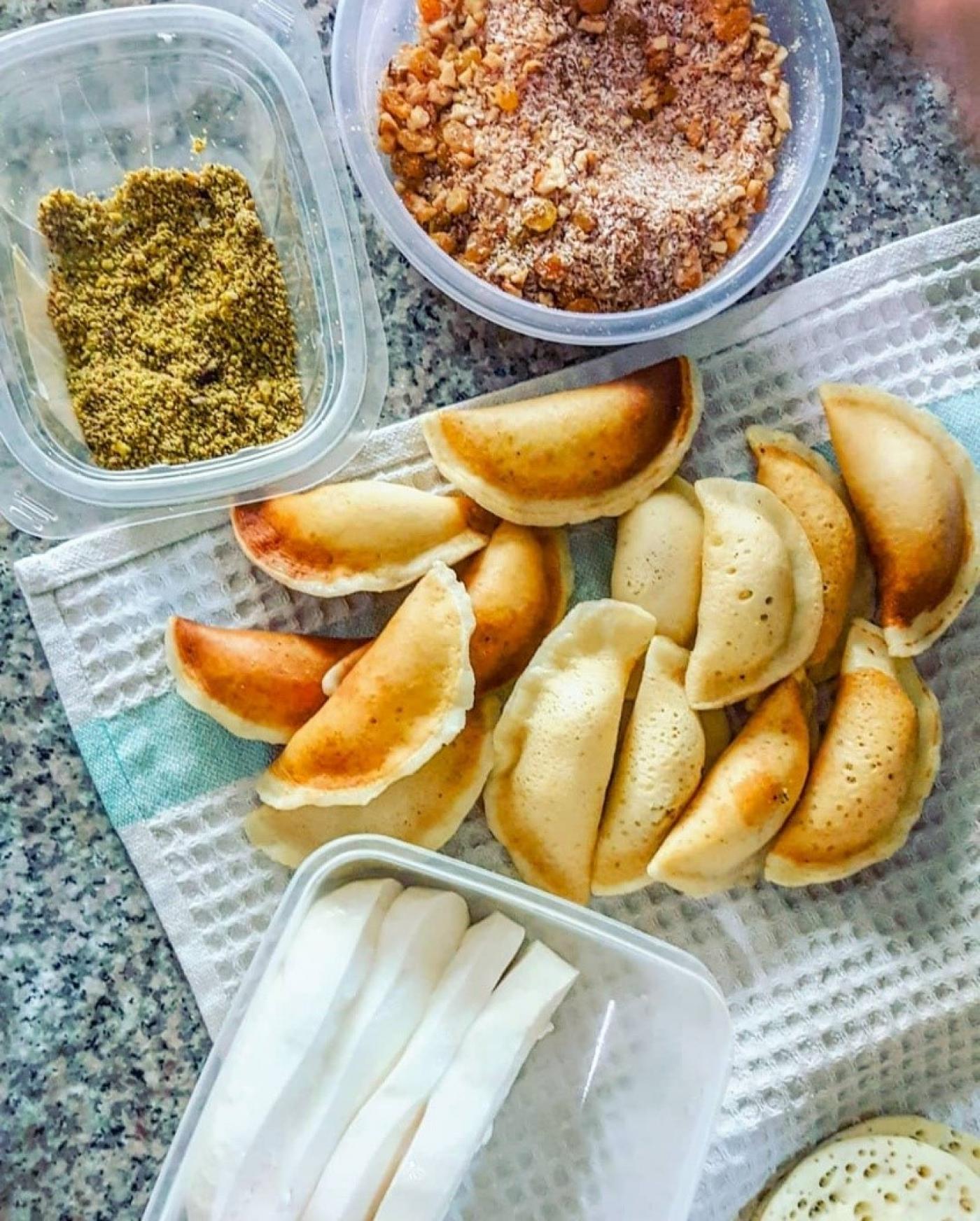  Au Moyen-Orient, il est possible d’acheter la pâte déjà cuite des qatayef ainsi que la garniture ou bien de les préparer soi-même (@bateekh.w.jebneh/Instagram)