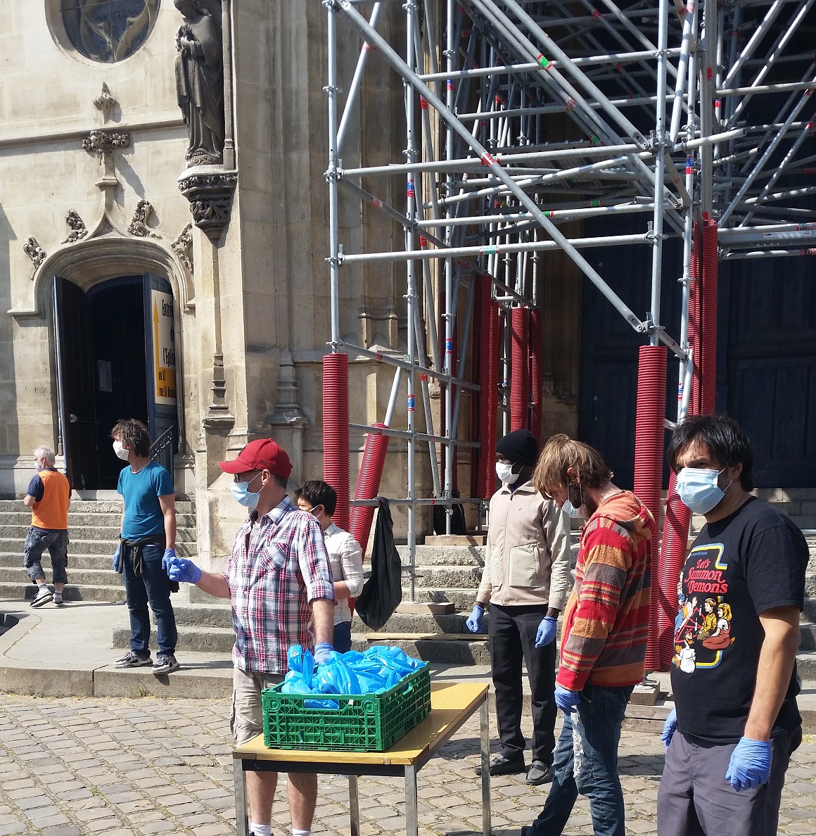 Des bénévoles préparent la distribution de repas et autres produits de première nécessité dans l’église Saint-Bernard, située dans le quartier populaire de la Goutte d’Or, à Paris (MEE/Hassina Mechaï)