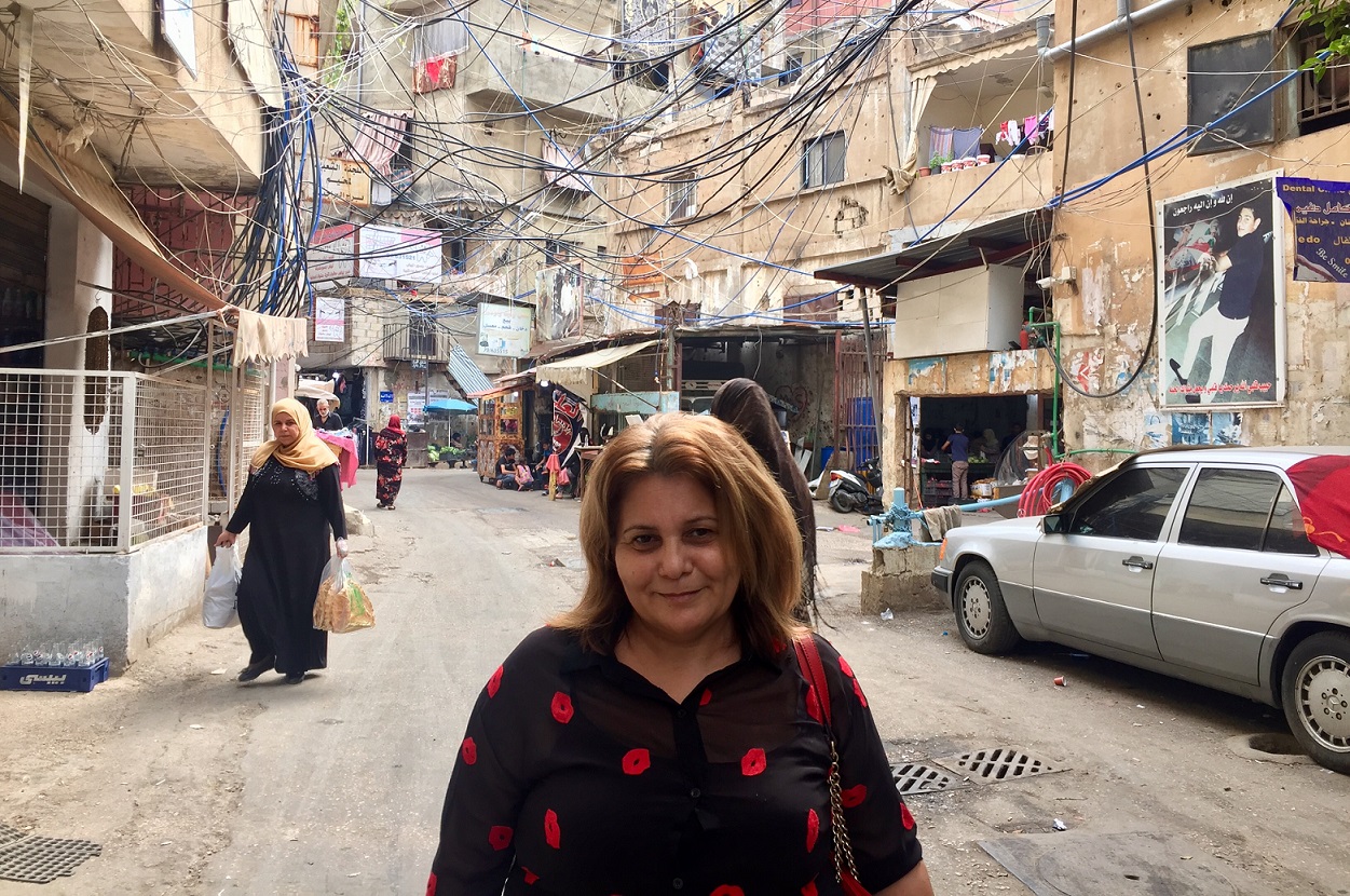« Nous sommes ici depuis 71 ans, on travaille ici, on dépense ici et nous sommes privés de droits », déplore Souad Abdelrahmane, habitante du camp de Burj el-Barajneh au Liban (MEE/Jenny Saleh)