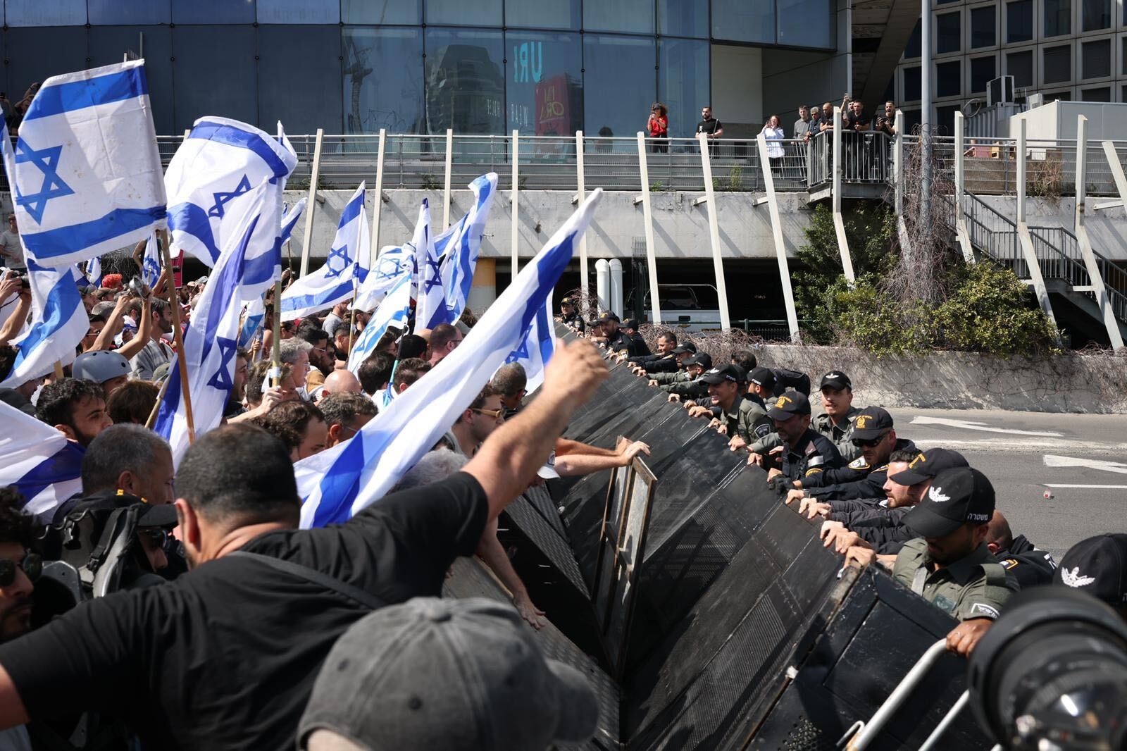 Israeli police block protesters from advancing at a Tel Aviv road on 1 March 2023 (MEE/Oren Ziv)