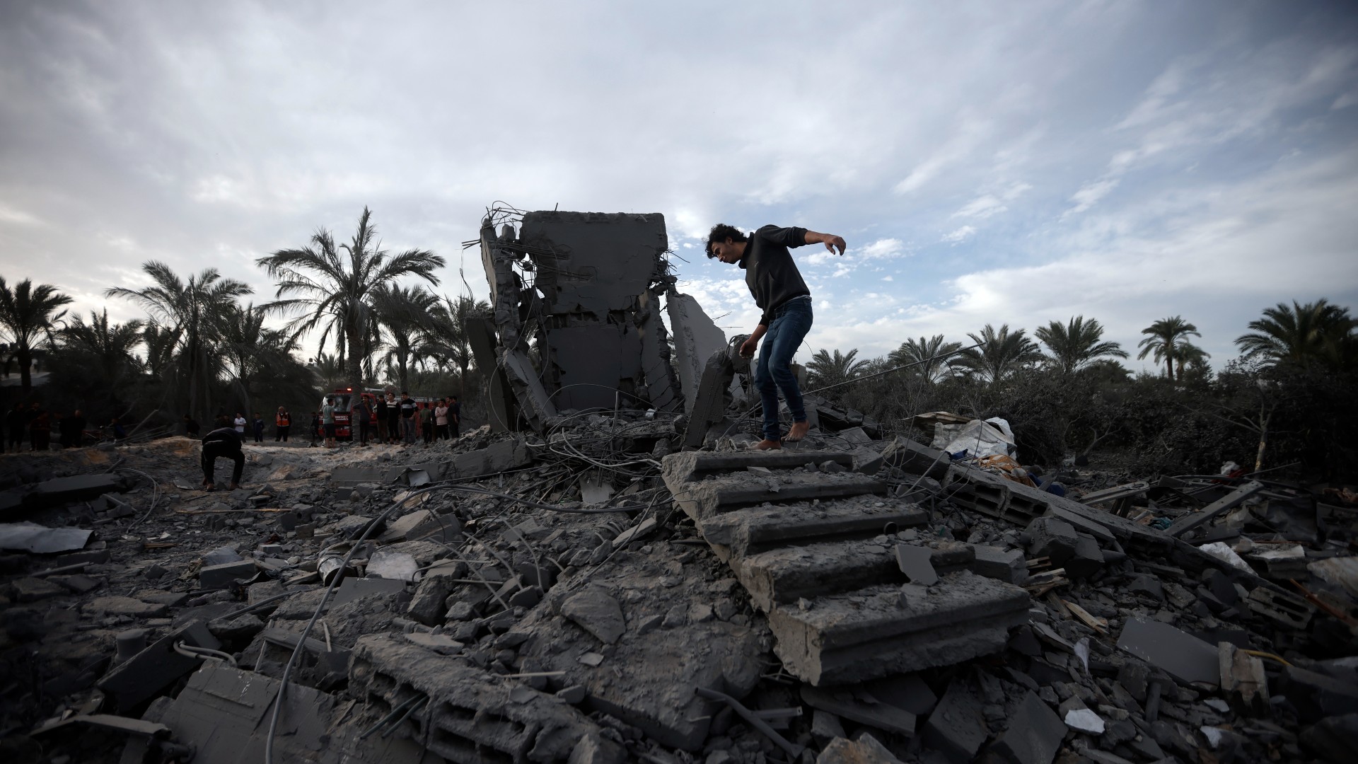 Des Palestiniens inspectent les dégâts après des frappes aériennes israéliennes dans la ville de Khan Younès, au sud de la bande de Gaza, le 22 novembre (AP)