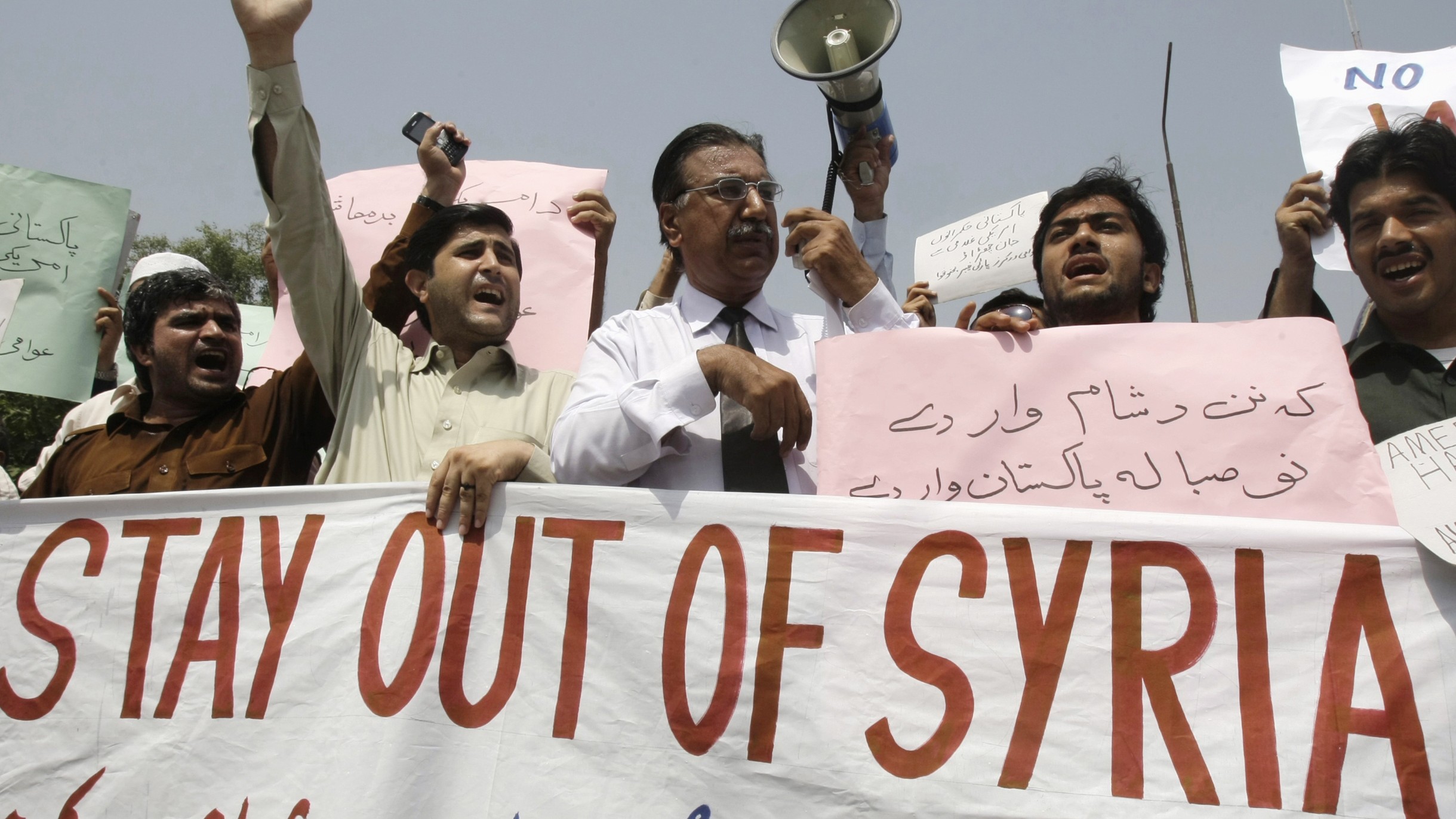 Supporters of Pakistan Awami Workers party holds a rally against possible United States strike on Syria in Peshawar, Pakistan, 2013 (AP)