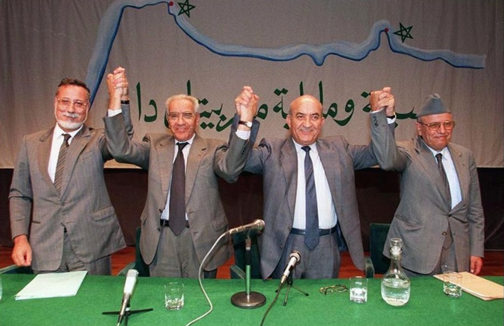Les dirigeants de l’opposition marocaine Ismail Alaoui (PPS), M’hamed Boucetta (Istiqlal), Abderrahmane El Youssoufi (USFP) et Mohamed Bensaid (OADP) lors d’une réunion à Rabat en septembre 1997 (AFP)