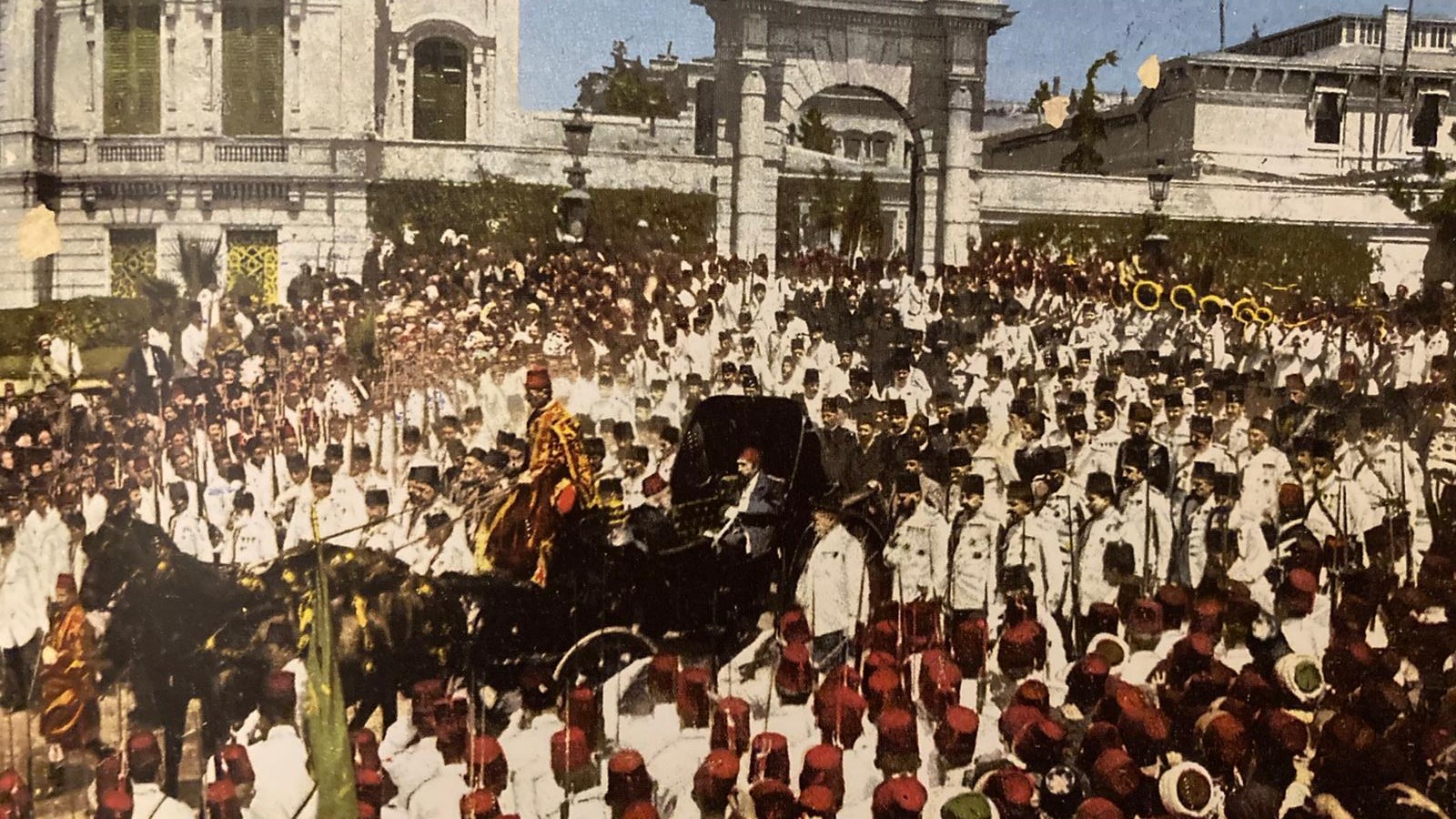 Une image colorisée du sultan ottoman Abdülhamid II arrivant pour la prière du vendredi à la mosquée Yıldız (archives publiques)