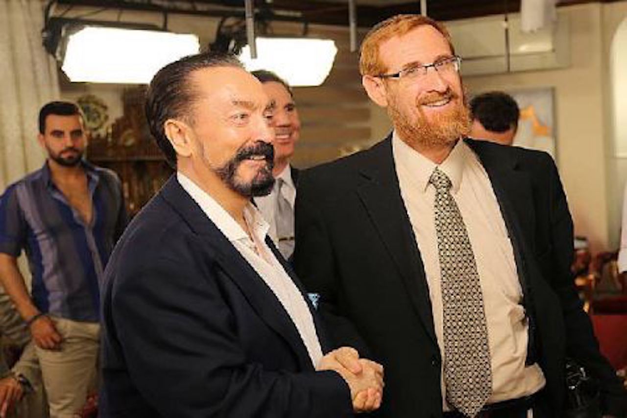 Poignée de main entre le prédicateur et créationniste turc Adnan Oktar (à gauche) et le rabbin et colon israélien Yehuda Glick, le 2 juillet 2015 à Istanbul (A9 TV)