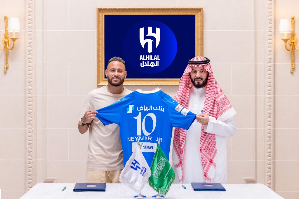 Brazilian forward Neymar (L) poses for a picture with Hilal president, Fahad bin Nafel, in Paris, after signing for the Saudi club from PSG, 15 August 2023 (AFP)