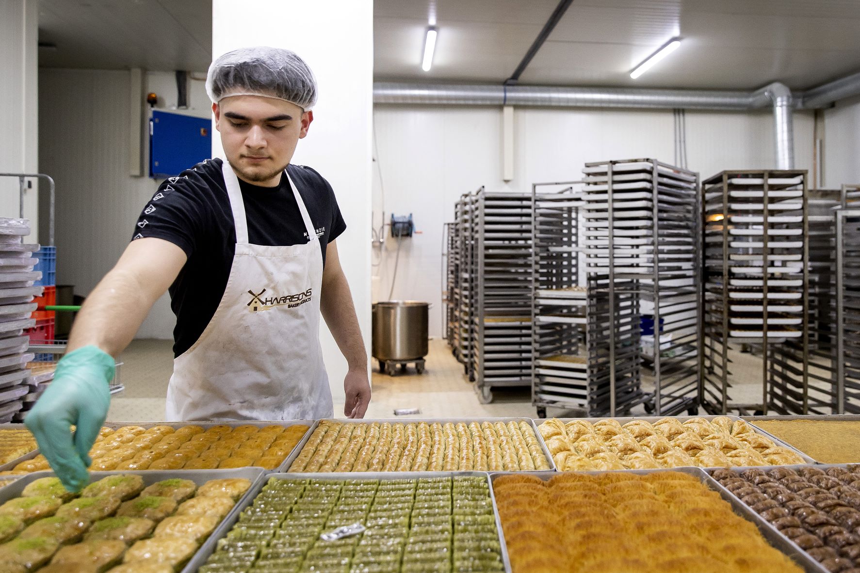 Un employé prépare des baklavas dans une épicerie turque à Amsterdam (AFP/Koen van Weel)