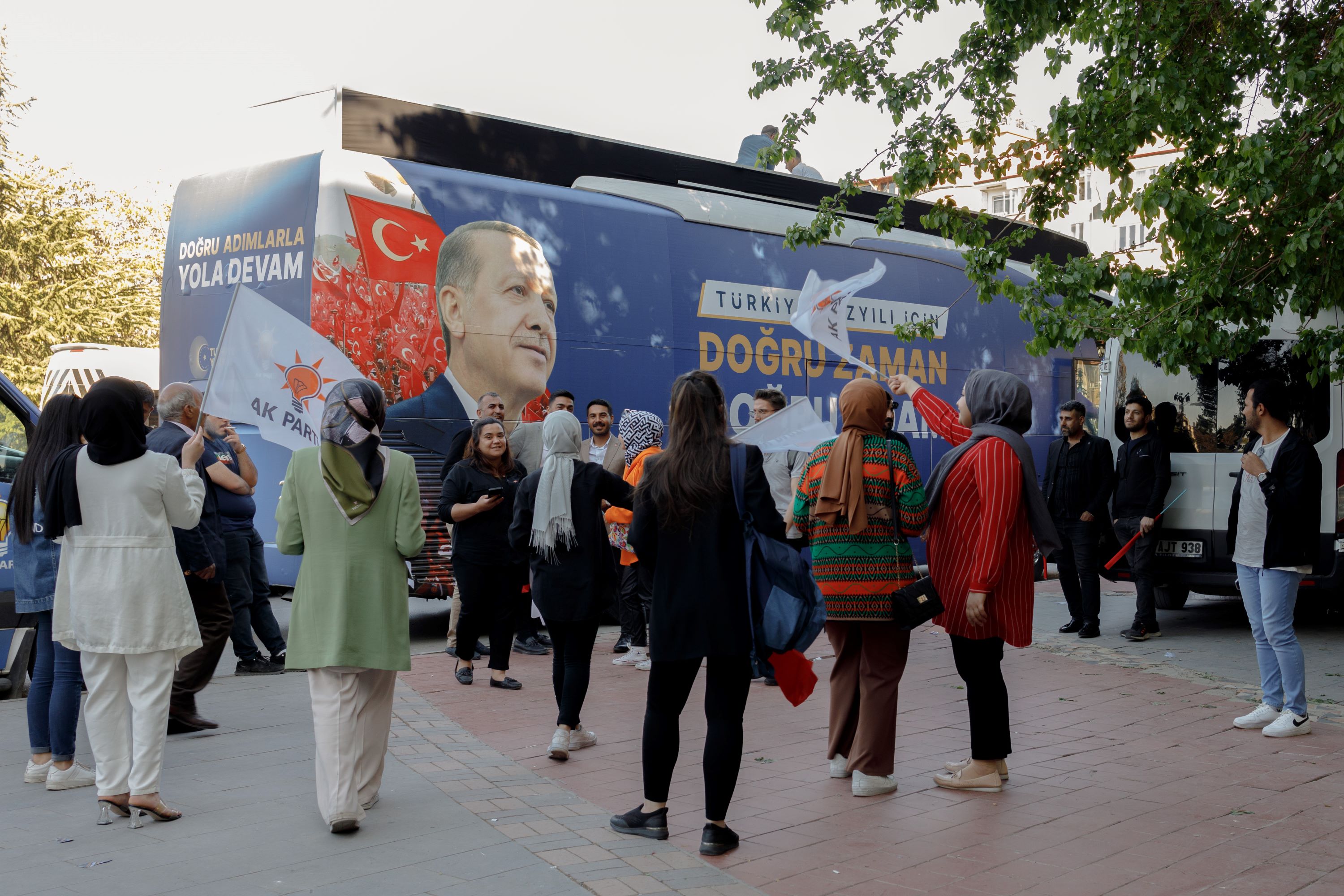 AKP destekçileri, yaklaşan Türkiye genel seçimleri (MEE/Carola Cappellari) öncesinde Gaziantep'teki Dinlenmeye Park'ta toplanıp bayrak sallıyorlar.