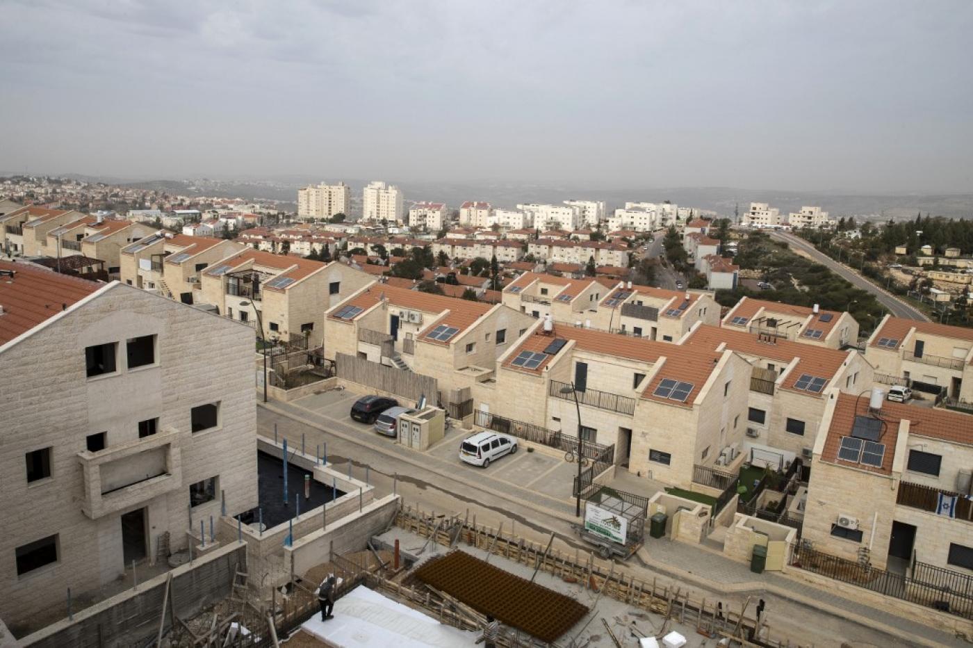 Gli insediamenti israeliani nella Cisgiordania occupata si distinguono per i loro tetti rossi (AFP)