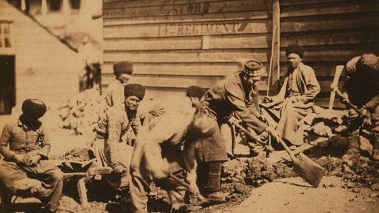 Cette photo de 1855 montre des ouvriers tatars dans la ville de Balaklava en Crimée (Bibliothèque du Congrès américain)