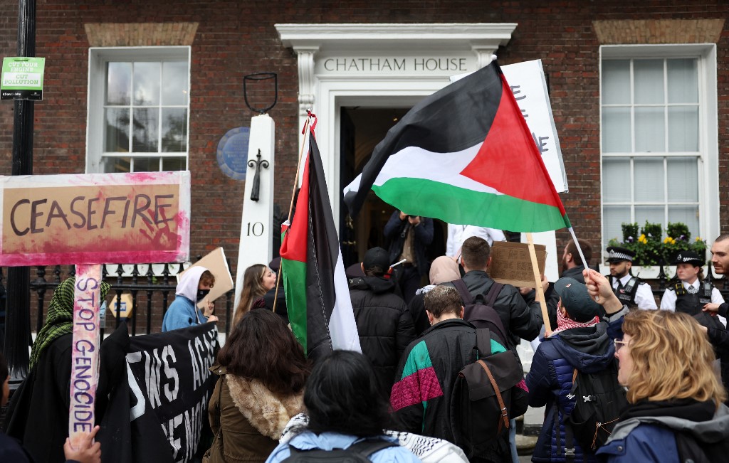 Demonstrators calling for a ceasefire in the Israel-Hamas conflict while protesting outside of Chatham House, London, where Keir Starmer was giving a speech, 31 October 2023 (AFP)