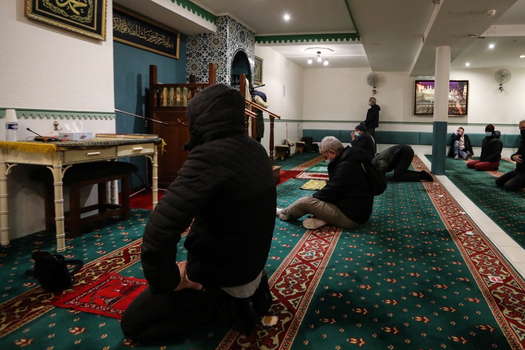 Des fidèles prient dans la mosquée Al-Madina al-Mounawara à Cannes, dans le sud de la France, le 12 janvier 2022, après l’annonce de sa fermeture par le ministre français de l’Intérieur (AFPValery Hache)