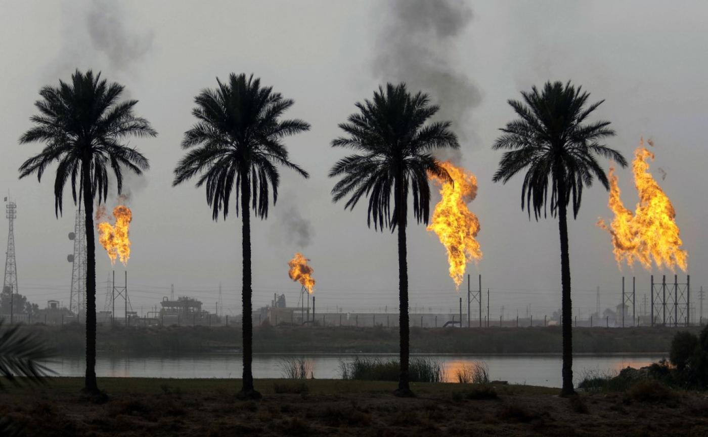 Des flammes jaillissent d’un gisement de gaz naturel au nord de Bassorah. La province du sud de l’Irak engendre la majeure partie des revenus pétroliers et gaziers du pays (AFP)