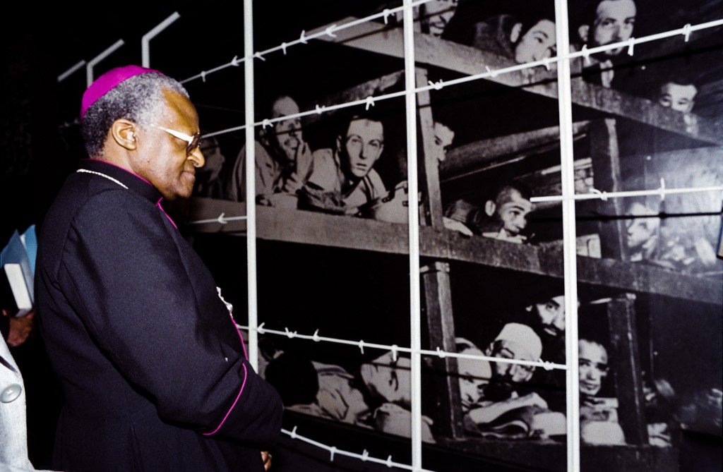 L’archevêque Desmond Tutu visite Yad Vashem, le mémorial de l’Holocauste, le 26 décembre 1989 à Jérusalem (AFP)
